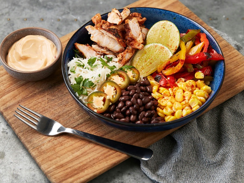 Symbolfoto: Burrito-Bowl mit Hähnchen, Bohnen und Mais