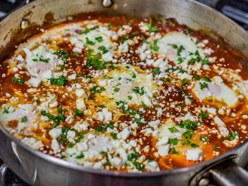 Symbolfoto: Shakshuka mit Feta in der Pfanne