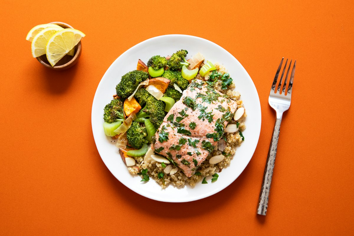 Teller mit Lachs, Quinoa und Brokkoli