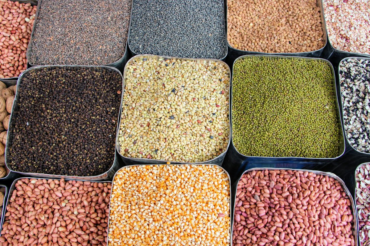 Bohnen, Linsen und Getreide in Schalen auf einem Markt