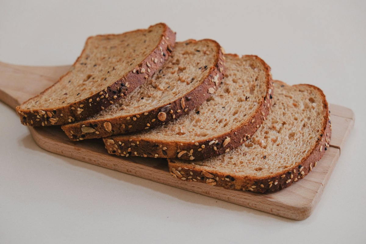 Scheiben Vollkornbrot auf einem Holzbrett