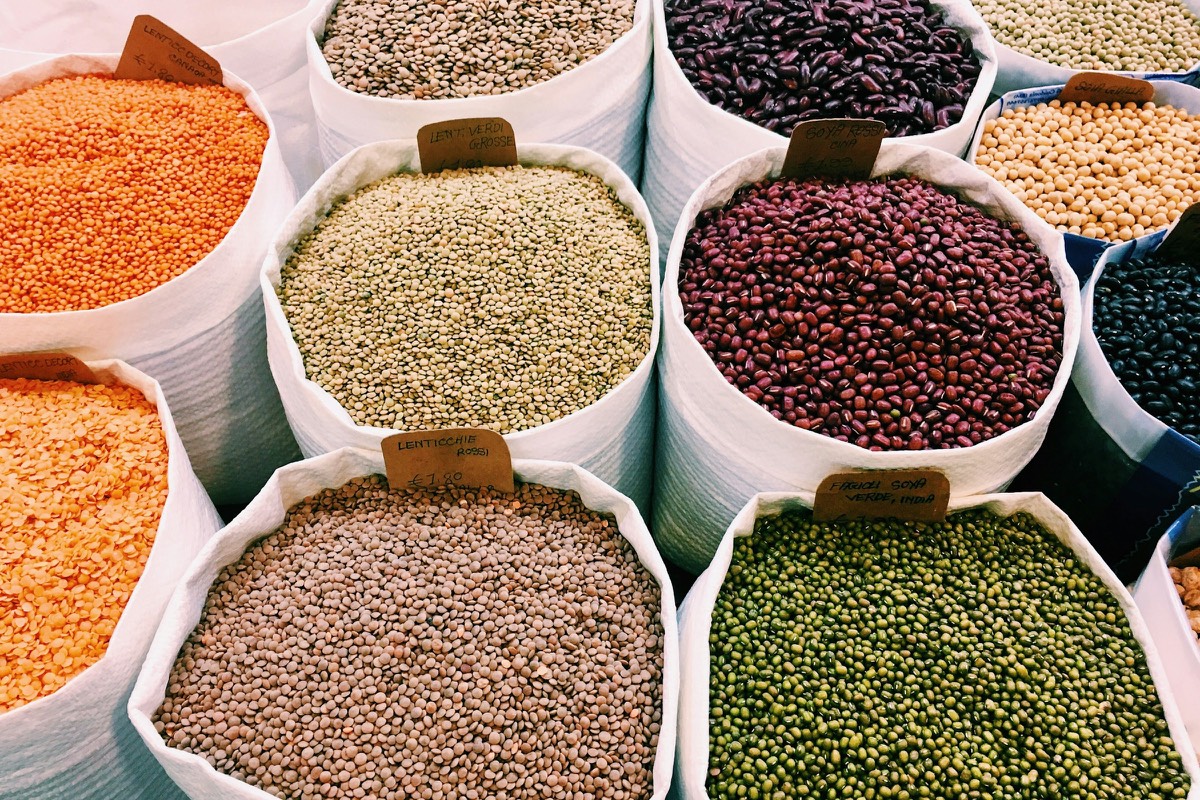 Offene Säcke mit roten Linsen, Bohnen, Mungbohnen und anderen Hülsenfrüchten auf einem Markt