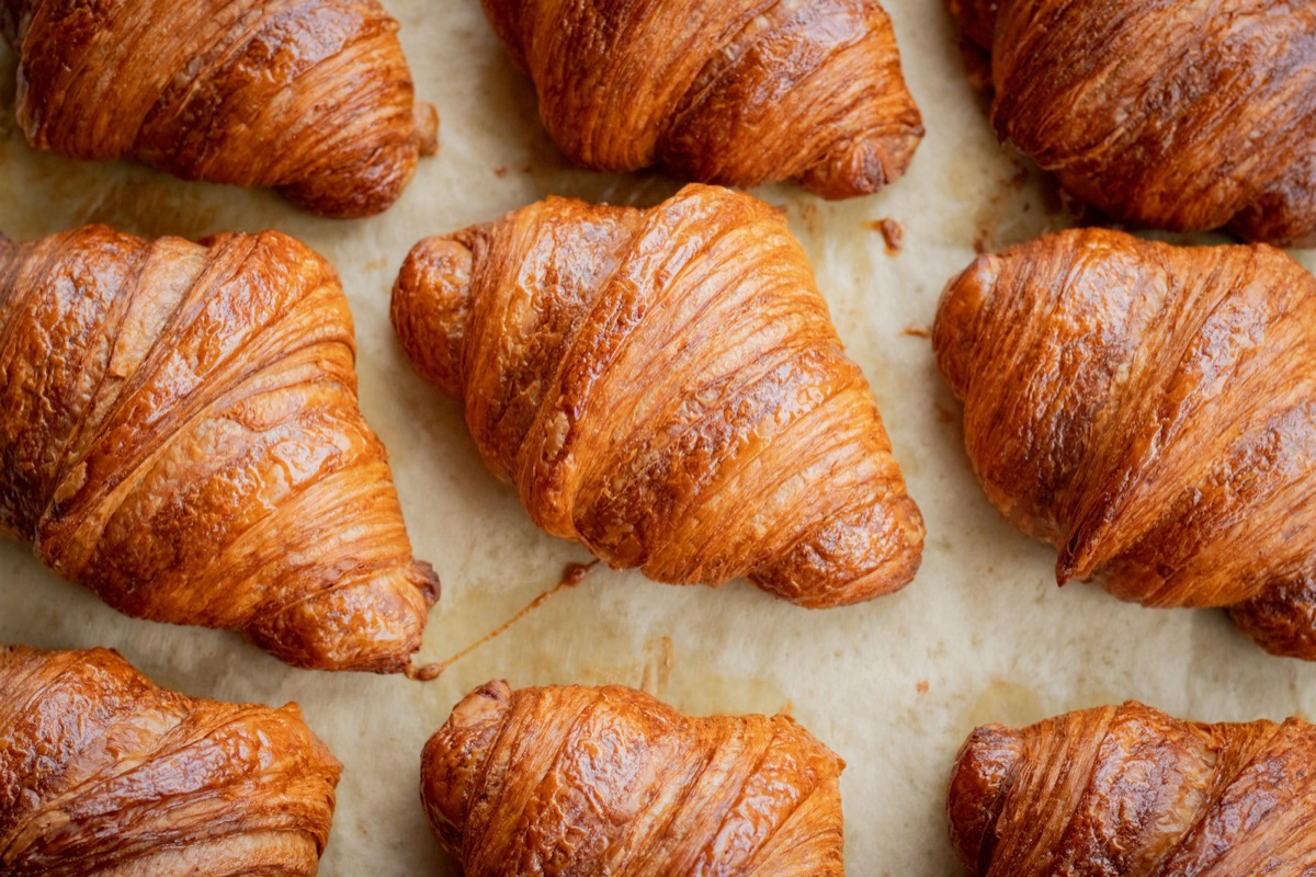 Croissants aus Blätterteig auf einem Backblech