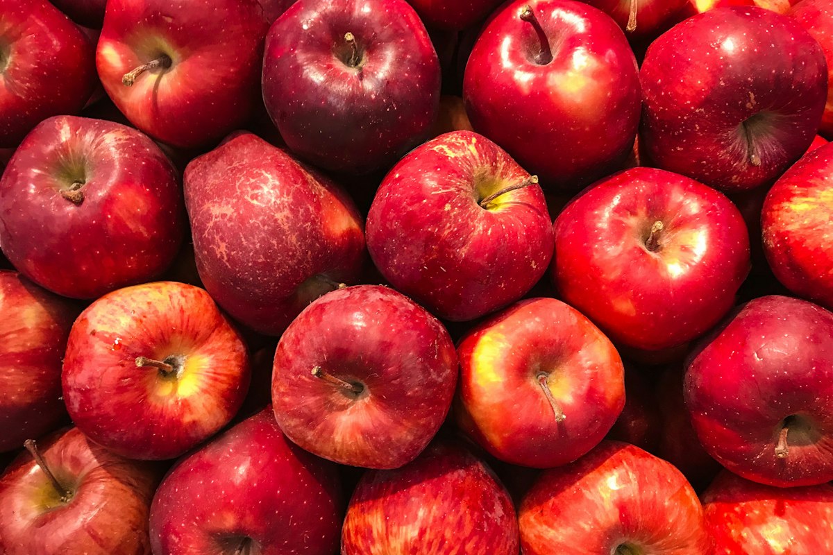 Viele rote Äpfel dicht beieinander