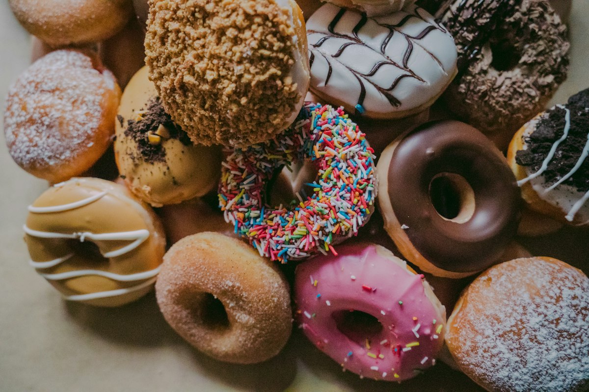 Donuts mit Glasur und bunten Streuseln