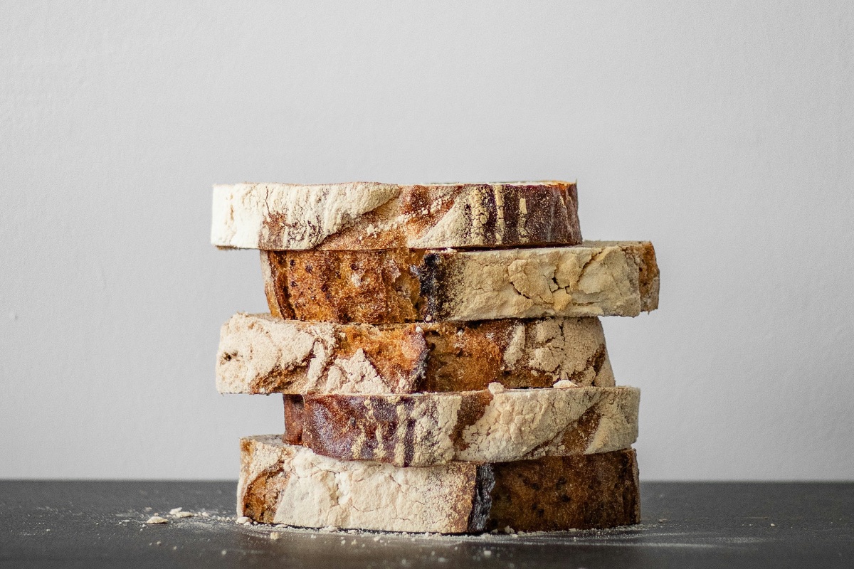 Ein Stapel Scheiben dunkles Vollkornbrot