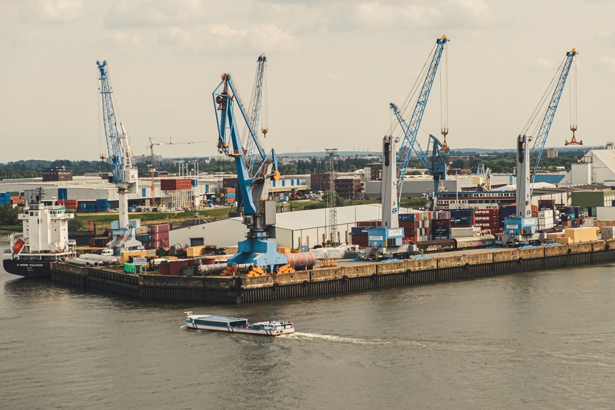 Ein Schiff im Hamburger Hafen vor Kränen