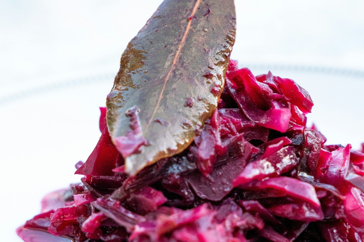 Rotkohl mit einem Lorbeerblatt