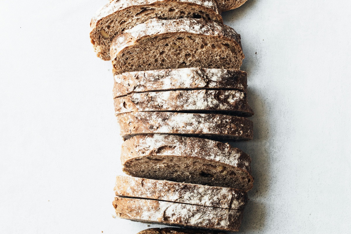 Gestapelte Scheiben dunkles Roggenbrot