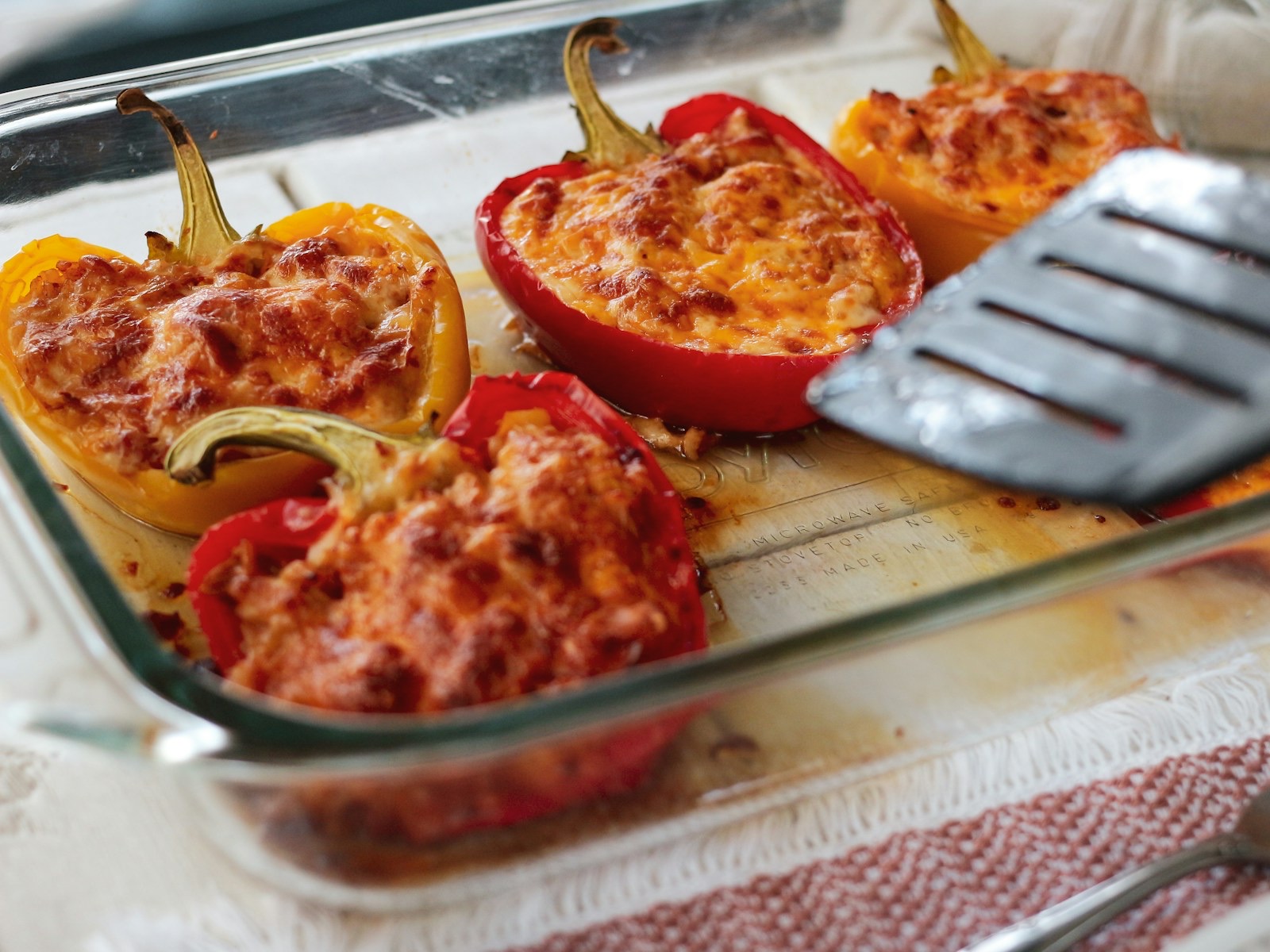 Symbolfoto: Gefüllte Paprika mit Rinderhack und Mozzarella