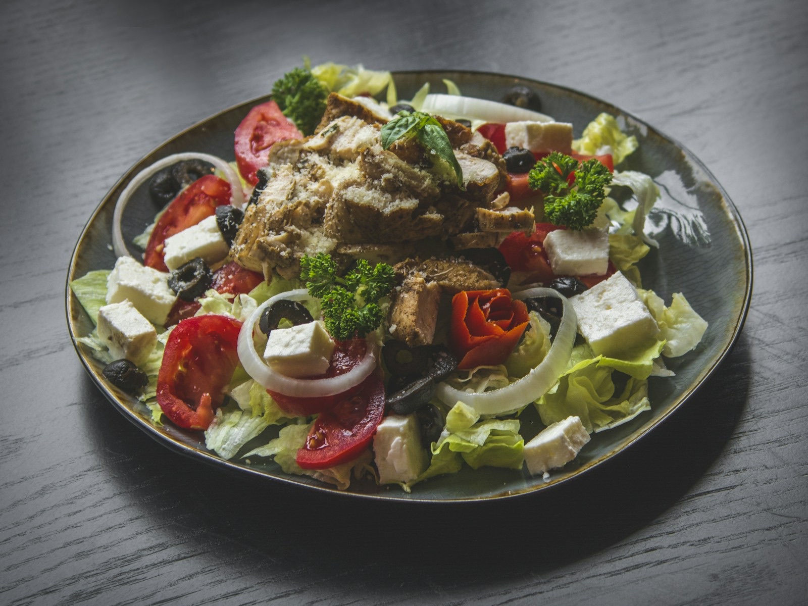 Symbolfoto: Hähnchen-Gurken-Salat mit Joghurtdressing