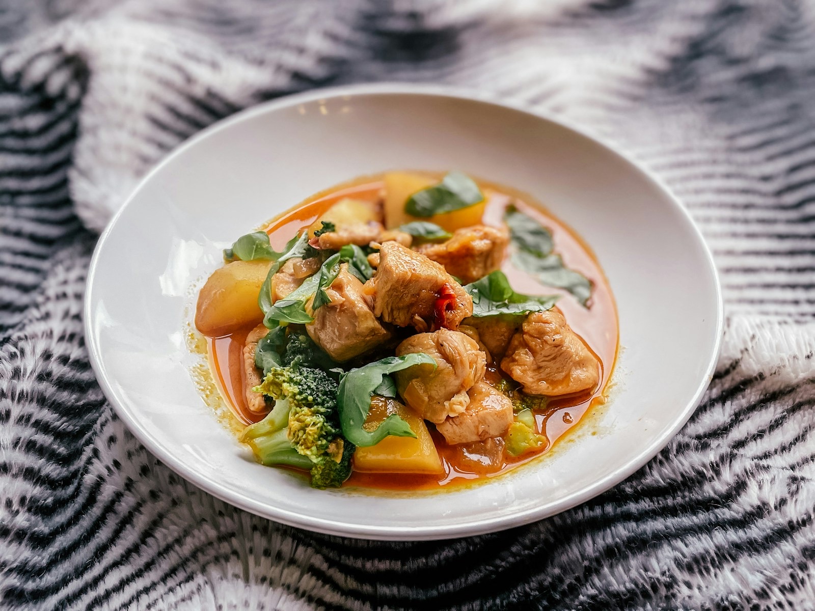 Symbolfoto: Hähnchen-Kokos-Curry mit Reis