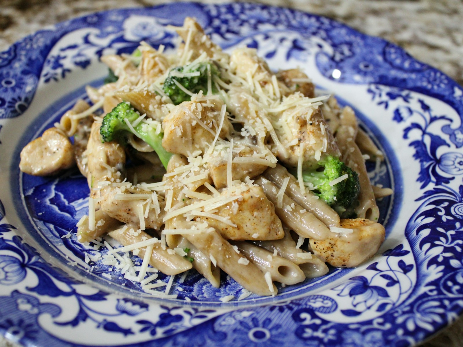 Symbolfoto: Hähnchen-Vollkornpasta mit Brokkoli