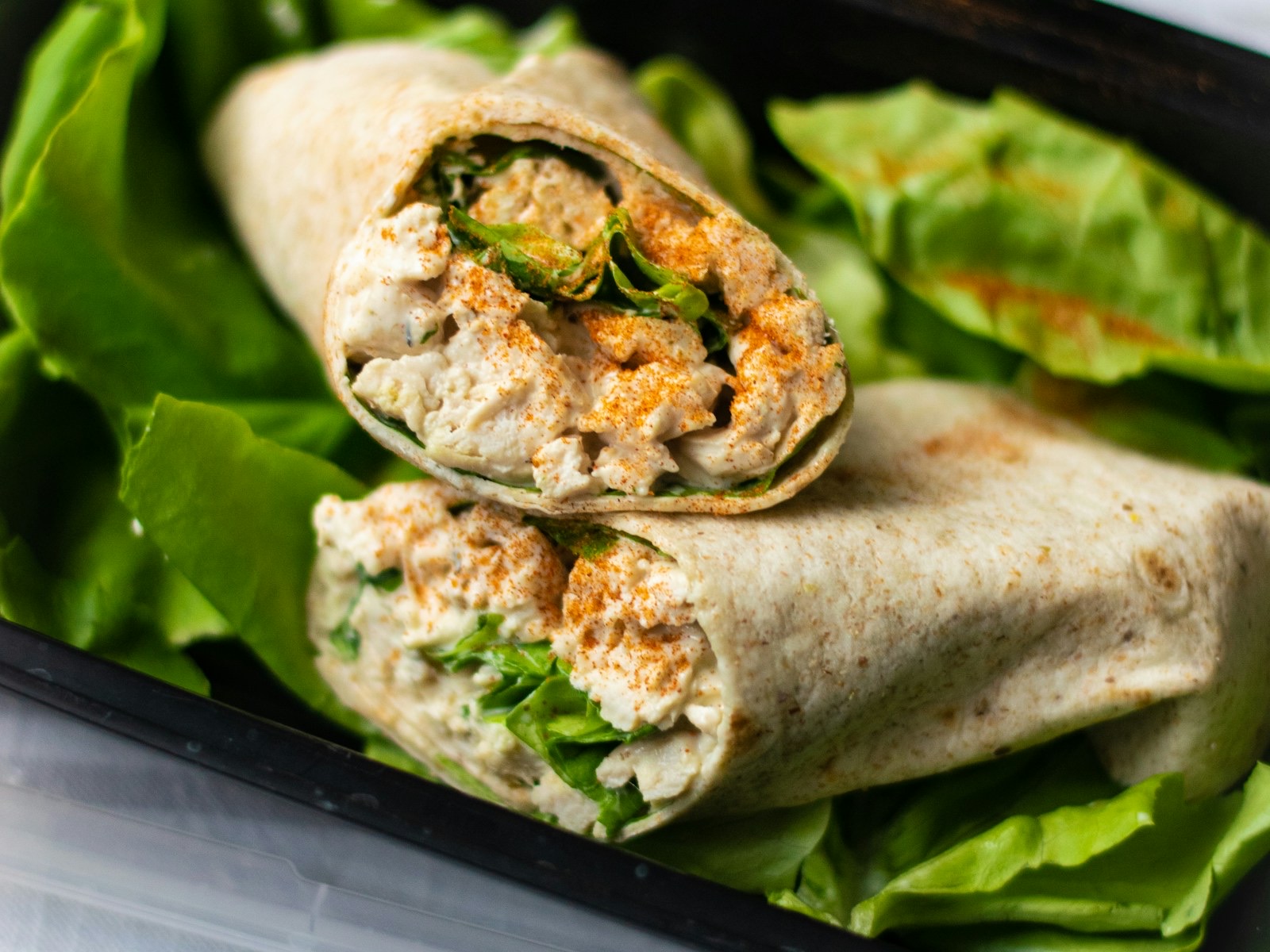 Symbolfoto: Hüttenkäse-Flatbread-Wrap mit Hähnchen