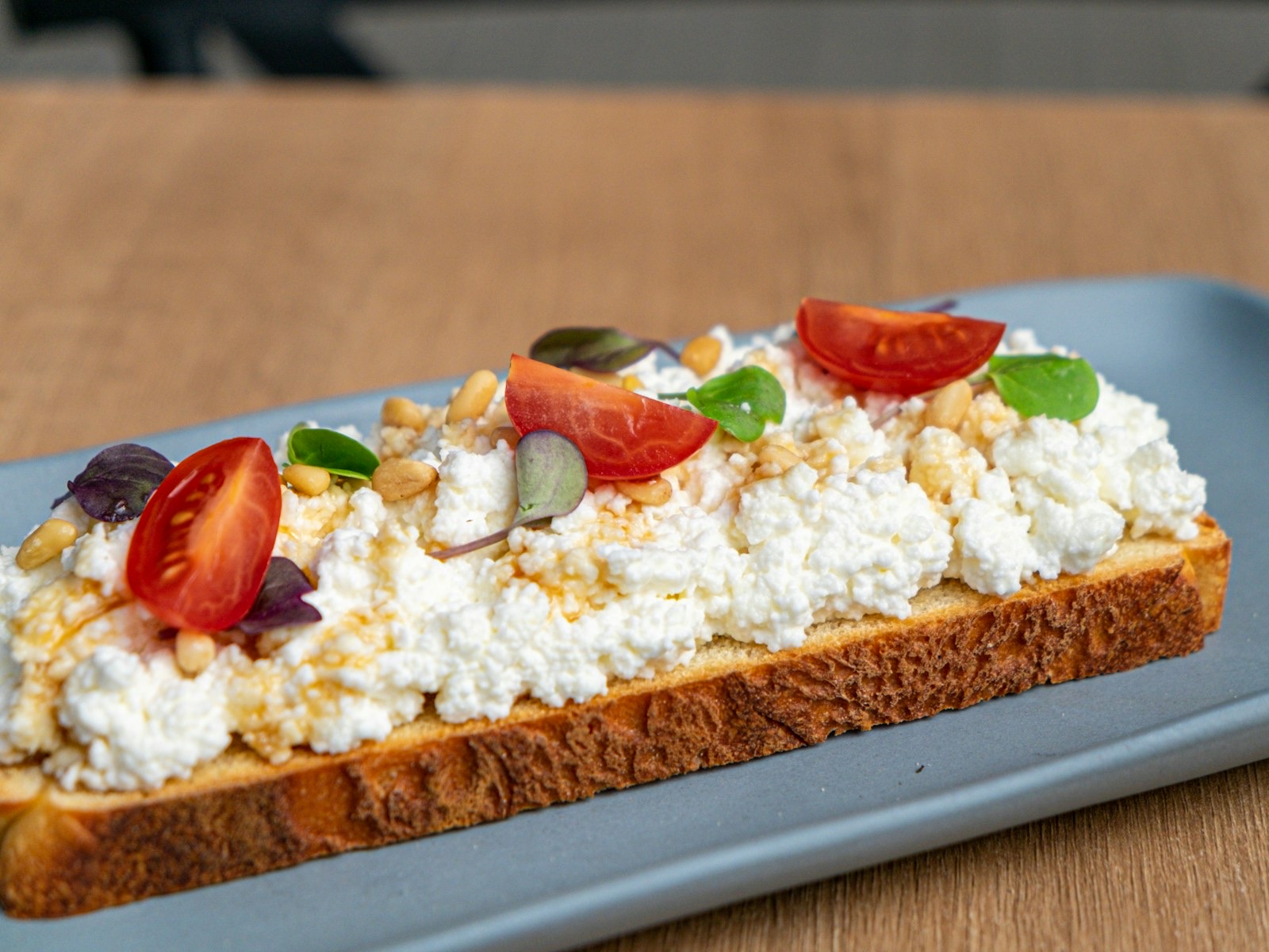 Symbolfoto: Hüttenkäse-Vollkornbrot mit Tomate und Gurke