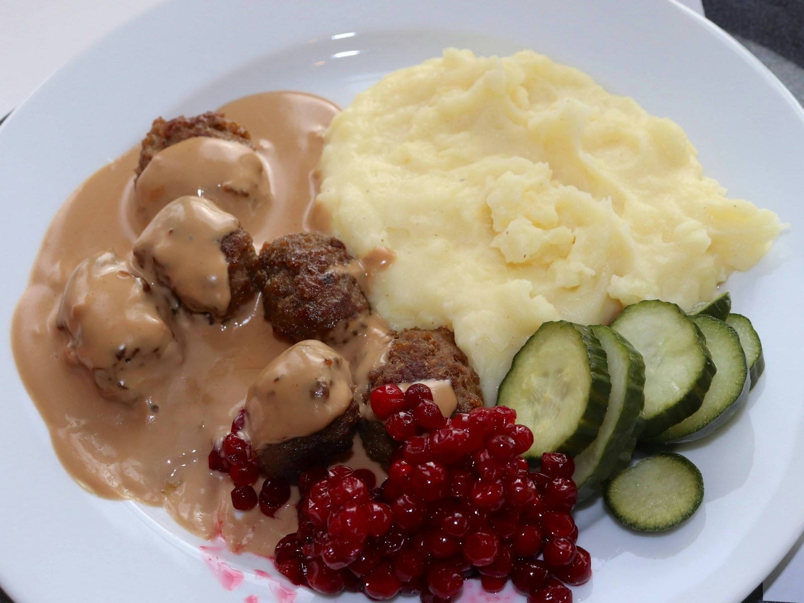 Symbolfoto: Köttbullar mit Rahmsoße, Kartoffeln und Preiselbeeren