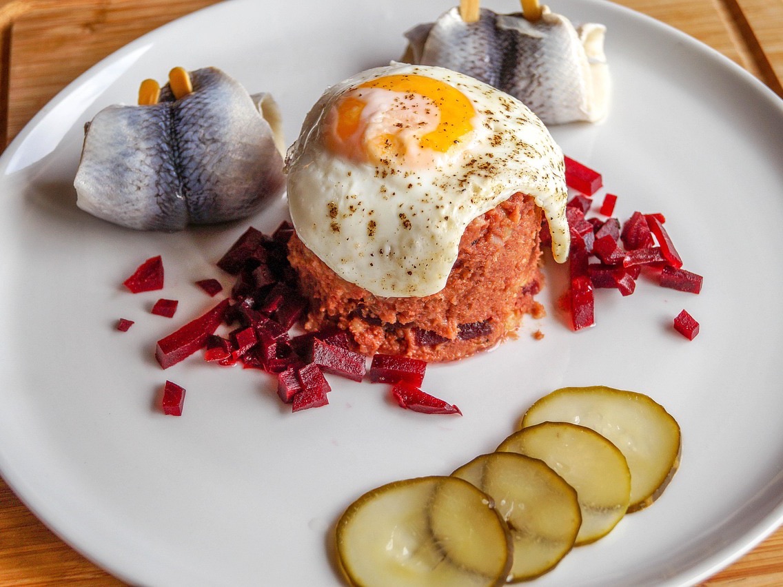 Symbolfoto: Labskaus mit Spiegelei, Rollmops und Gewürzgurke
