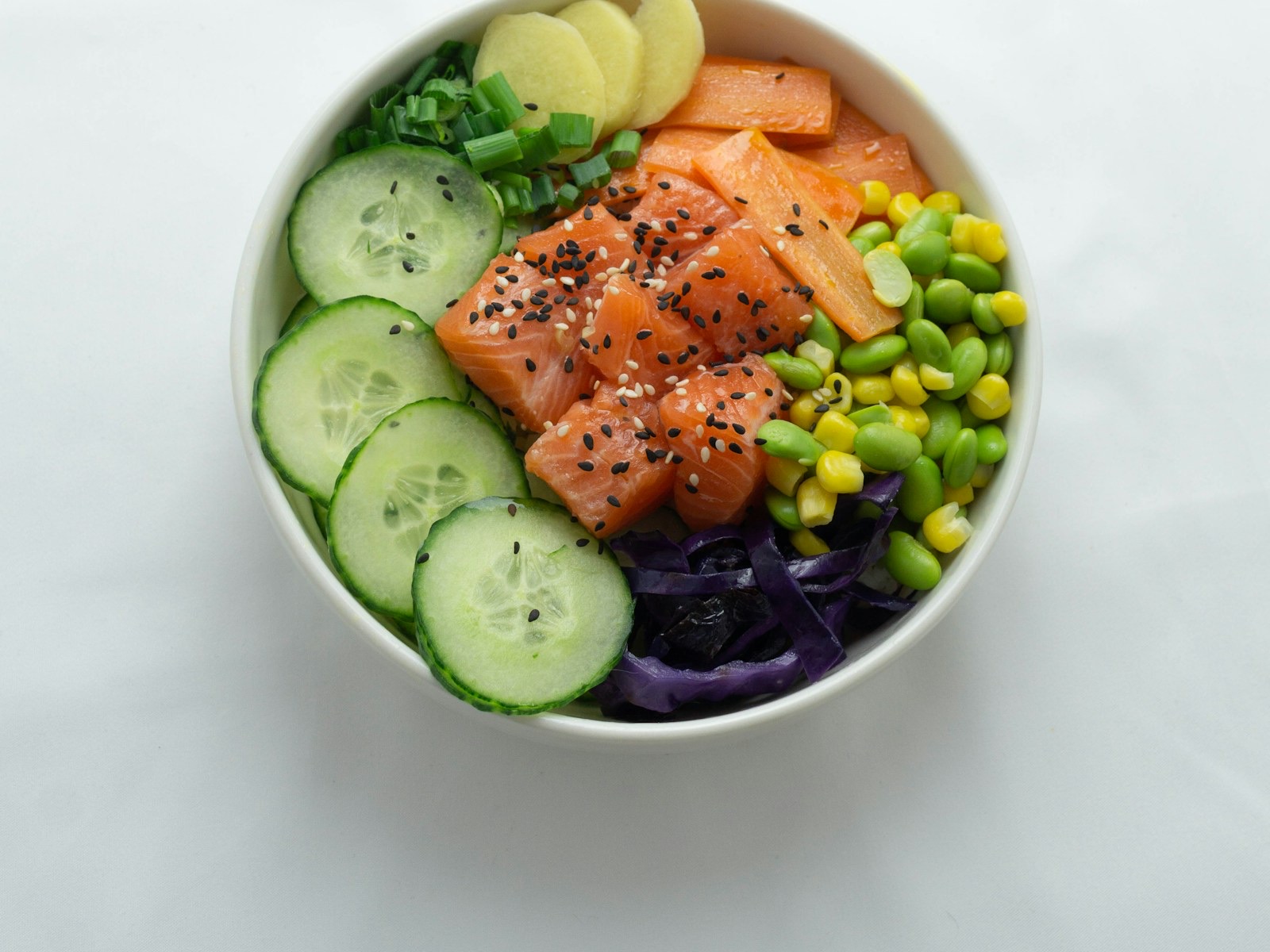 Symbolfoto: Lachs-Reis-Bowl mit Edamame
