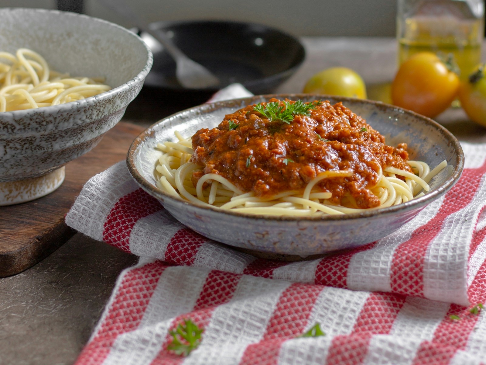 Symbolfoto: Linsen-Bolognese mit Vollkornspaghetti