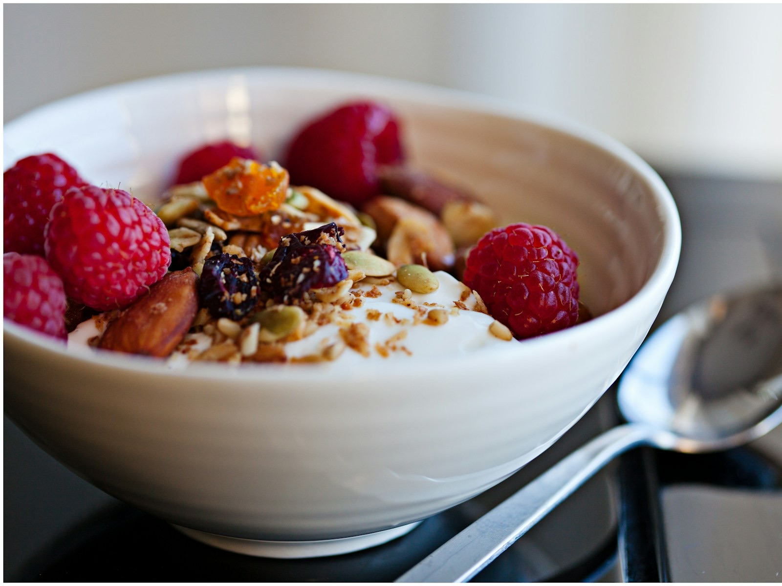 Symbolfoto: Magerquark-Bowl mit Beeren und Haferflocken