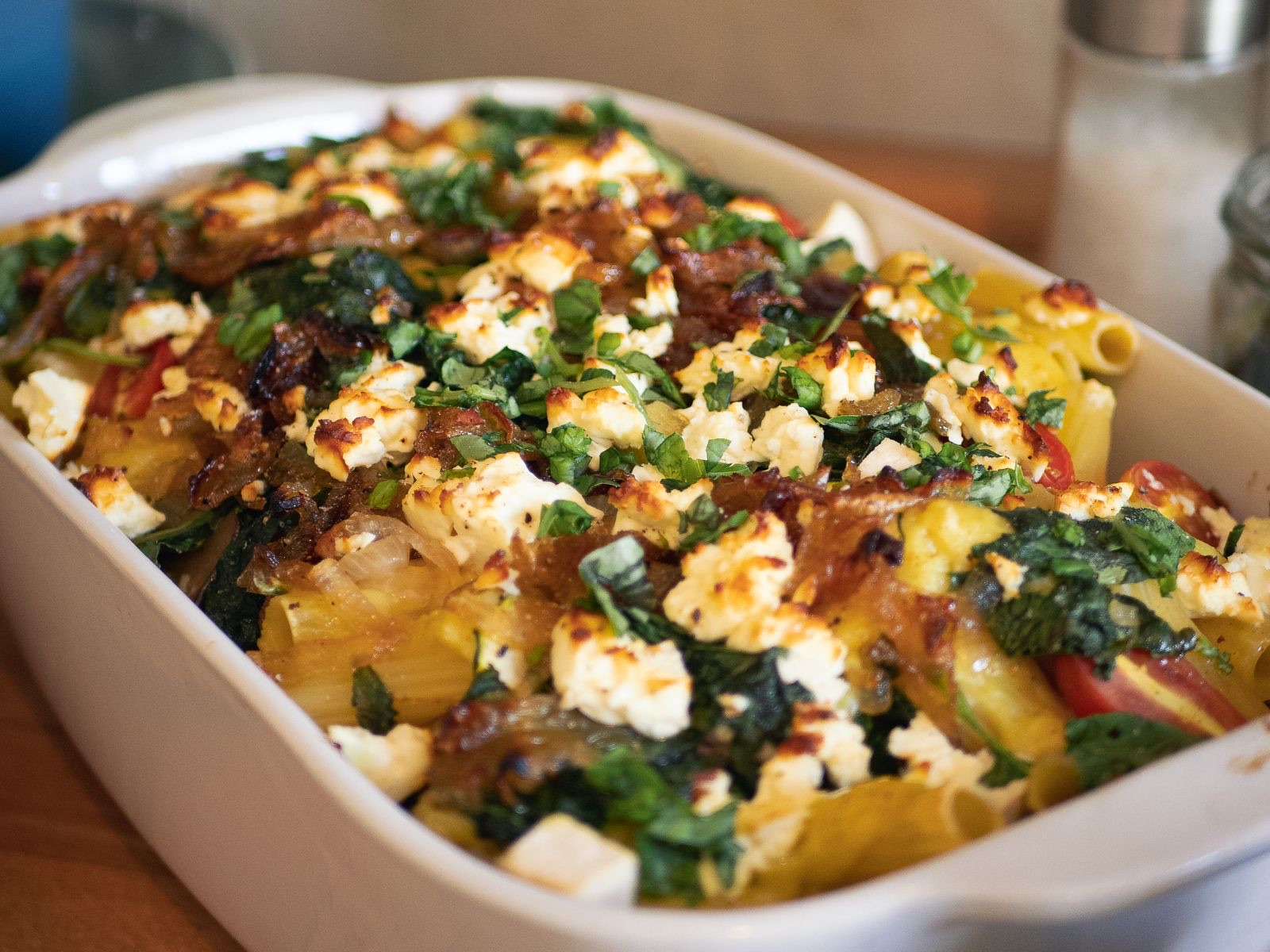 Symbolfoto: Ofen-Feta-Pasta mit Vollkornnudeln und Spinat