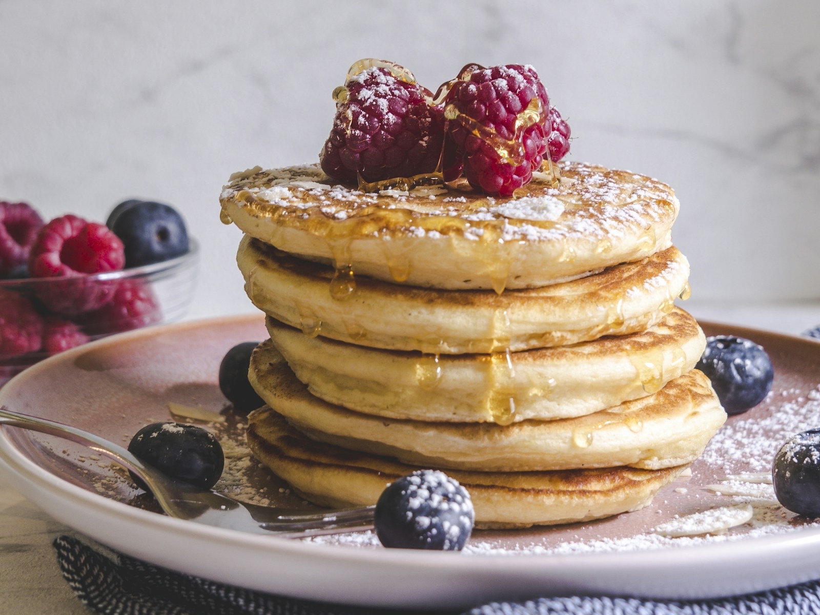 Symbolfoto: Protein-Pancakes mit Quark und Beeren