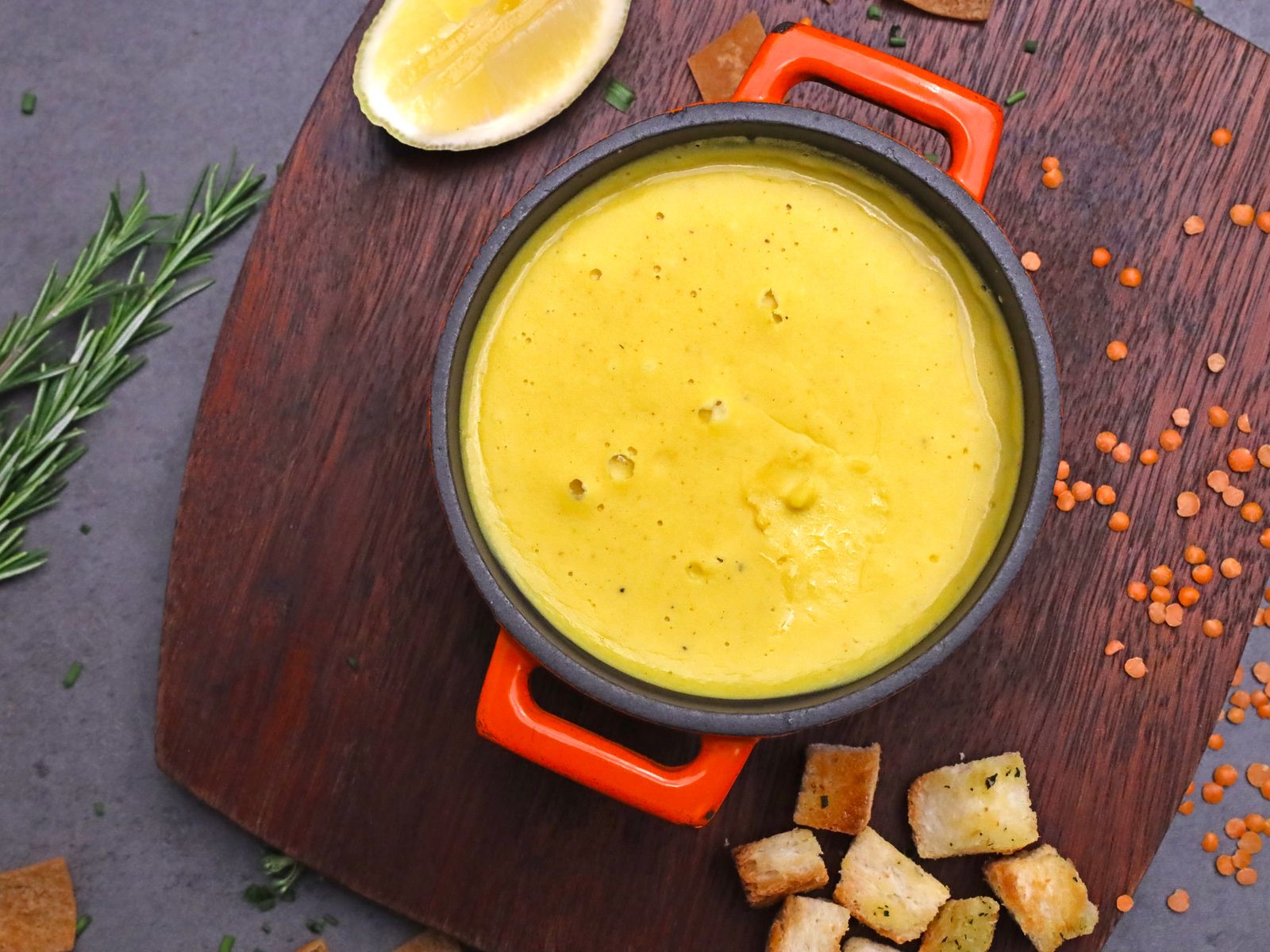 Symbolfoto: Rote-Linsen-Gemüsesuppe mit Quark