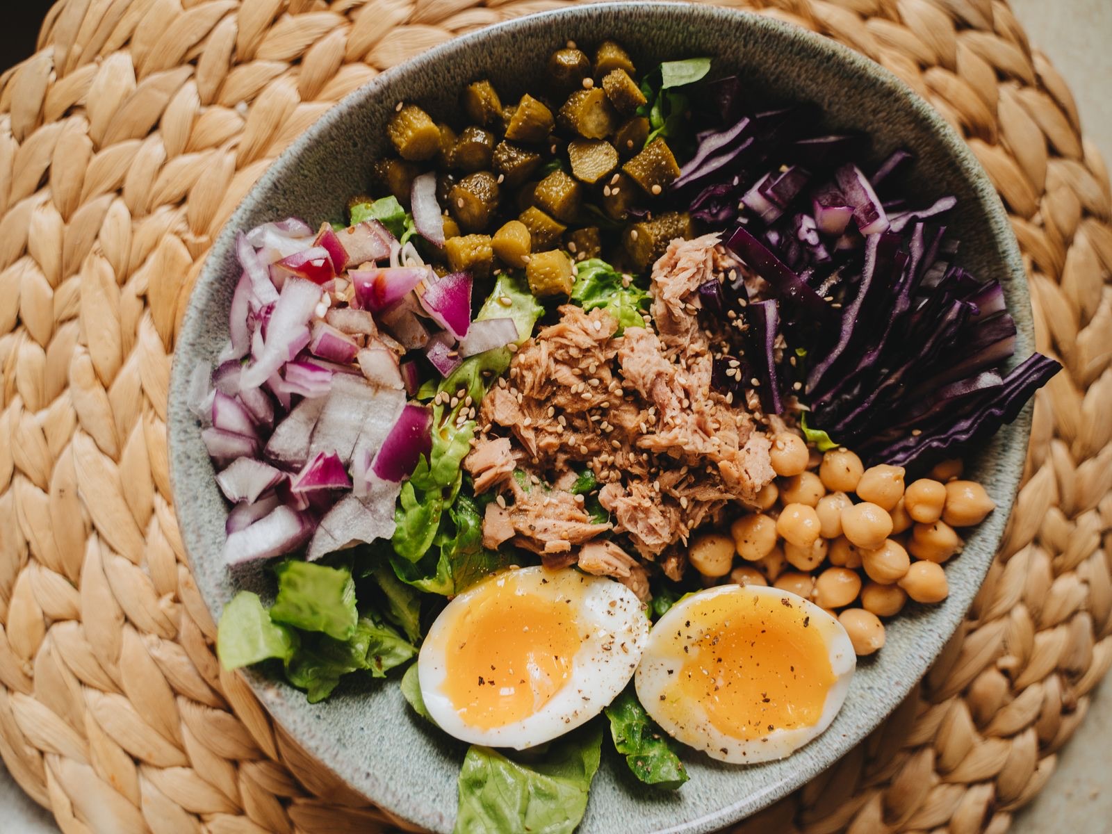 Symbolfoto: Thunfisch-Kichererbsen-Salat mit Ei